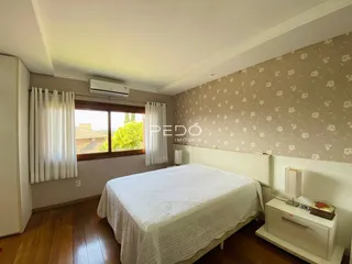 Quarto com cama e janela em um imóvel no Brasil.