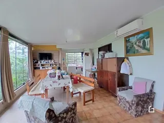 Sala de estar com vista para o exterior em Lajeado, Brasil.