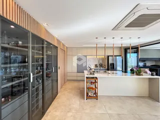 Vista da cozinha moderna com armários e bancada em Lajeado.