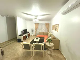 Sala de estar com sofá e decoração em um imóvel no Brasil.