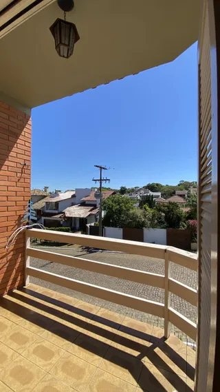 Vista da varanda de um imóvel em Lajeado, com vista para casas e vegetação.