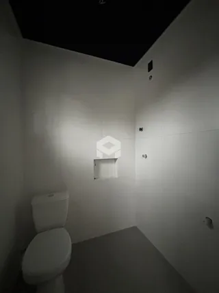 Interior de um banheiro com vaso sanitário.