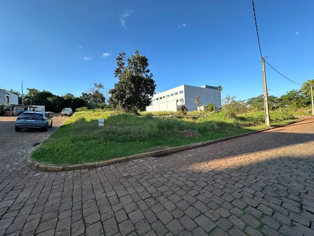 Vista externa do terreno com gramado e paisagismo em Lajeado.