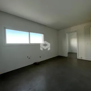 Esta é uma vista interna de uma sala com uma grande janela.