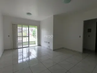 Sala de estar com piso de cerâmica e paredes brancas.