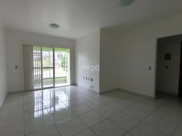 Sala de estar com piso de cerâmica e paredes brancas.