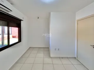 Ambiente interno com piso de cerâmica e janela.