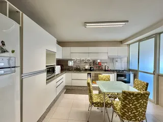 Foto de uma cozinha e sala de jantar moderna em um imóvel no Brasil.