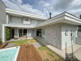 Fachada moderna de uma residência em Lajeado, Brasil, com área externa e piscina.