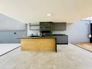 Uma cozinha moderna com ilha de madeira e revestimento de pedra.