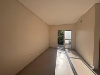 Hall de entrada com piso de cerâmica e porta de vidro.