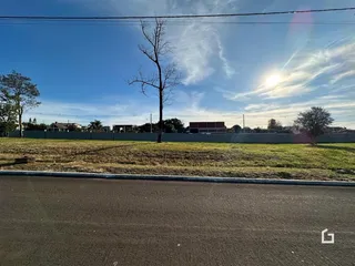 Vista externa de um terreno com gramado e cerca em Lajeado, Brasil.