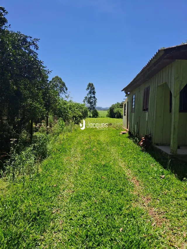 Vista externa de uma propriedade em Lajeado, Brasil, com vegetação densa.