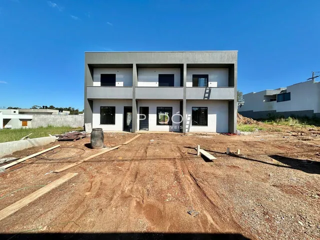 Fachada de uma casa moderna em construção em Lajeado, Brasil.