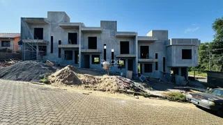 Fachada de uma construção em Lajeado, Brasil, com materiais expostos.