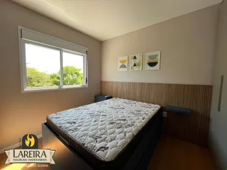 Quarto com janela de vista para a vegetação.