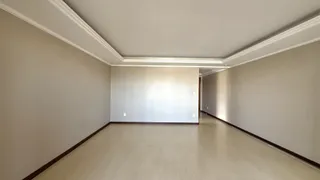 Espaço interno com paredes claras e piso de madeira em uma residência.