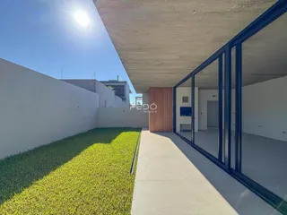 Fachada moderna de uma residência com grande área externa em Lajeado.