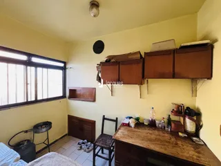 Quarto interno com janela e móveis de madeira em Lajeado.