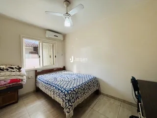 Quarto com janela e cama em ambiente interno.