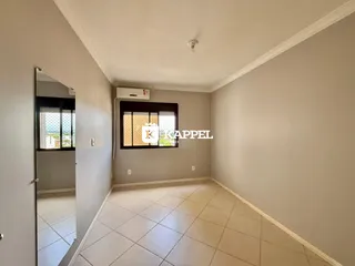 Uma sala de estar com piso de cerâmica e uma janela.