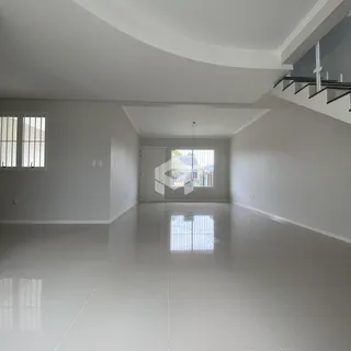 Ambiente interno amplo com piso claro e paredes brancas.