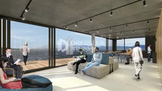 Sala de estar moderna com grandes janelas e vista panorâmica.