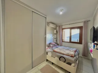 Quarto com armário grande e janela.