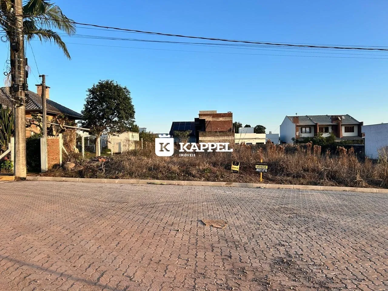 Vista externa de uma residência em Lajeado, Brasil, com uma rua de paralelepípedos em primeiro plano.