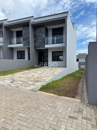 Fachada moderna de uma residência em Lajeado, Brasil, com área de pavimentação frontal.