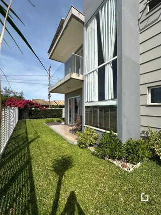 Fachada de uma casa em Lajeado, Brasil, com jardim gramado.