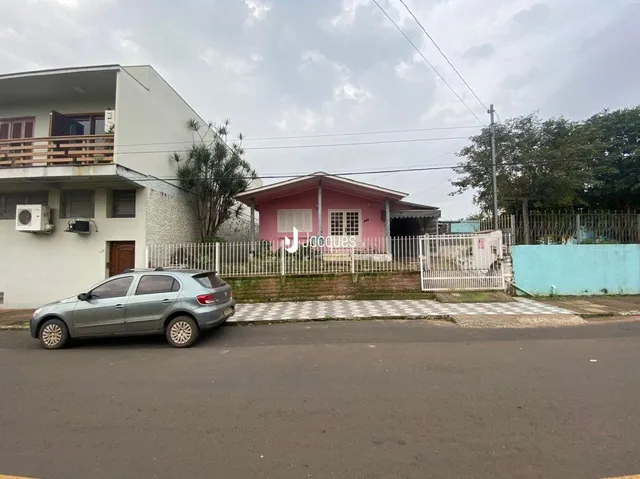 Fachada de uma residência em Lajeado, Brasil, com área frontal pavimentada.