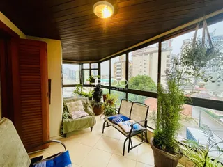 Sala de estar com vista para a cidade em Lajeado, Brasil.