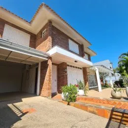Fachada de uma residência de tijolos com garagem em Lajeado, Brasil.
