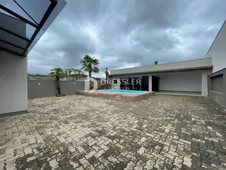 Área externa pavimentada com pedras no imóvel em Lajeado.