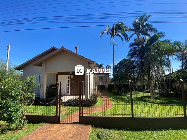 Fachada de uma casa residencial em Lajeado, Brasil, com jardim frontal e cerca.