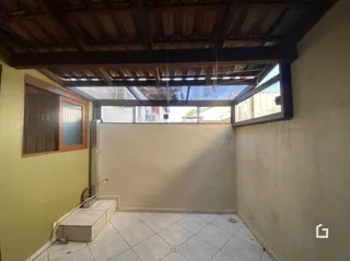 Interior de um cômodo com teto de madeira exposta e claraboia.