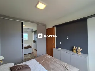 Quarto com cama e armários em um ambiente moderno.