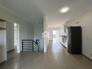 Hall de entrada com piso de cerâmica e paredes brancas.