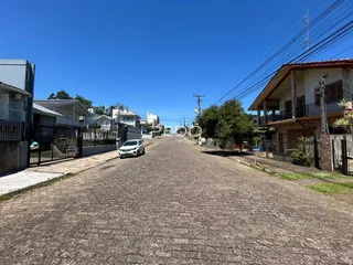 Vista da rua residencial em Lajeado, Brasil com casas laterais.