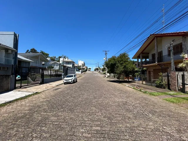 Vista da rua residencial em Lajeado, Brasil com casas laterais.