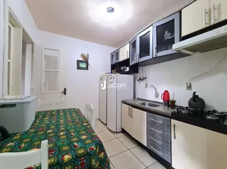 Quarto com cama e paredes brancas em imóvel no Brasil.