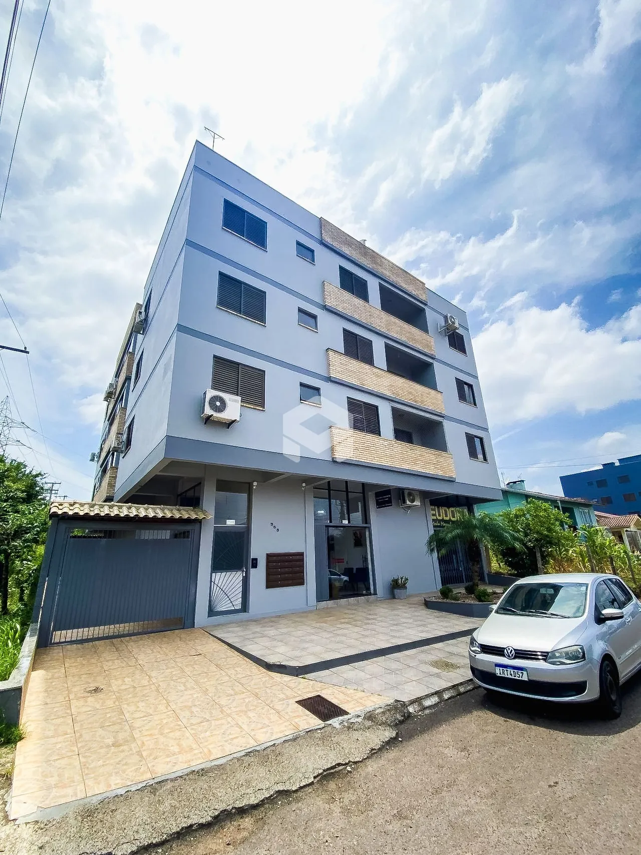 Fachada de um prédio residencial em Lajeado, Brasil com área de garagem.