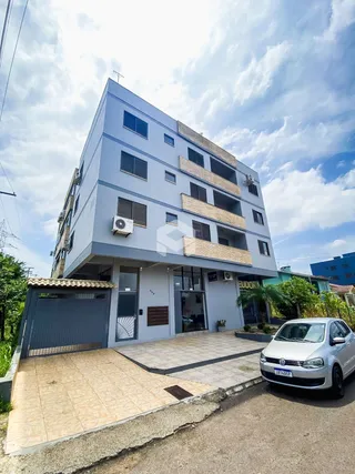 Fachada de um prédio residencial em Lajeado, Brasil com área de garagem.