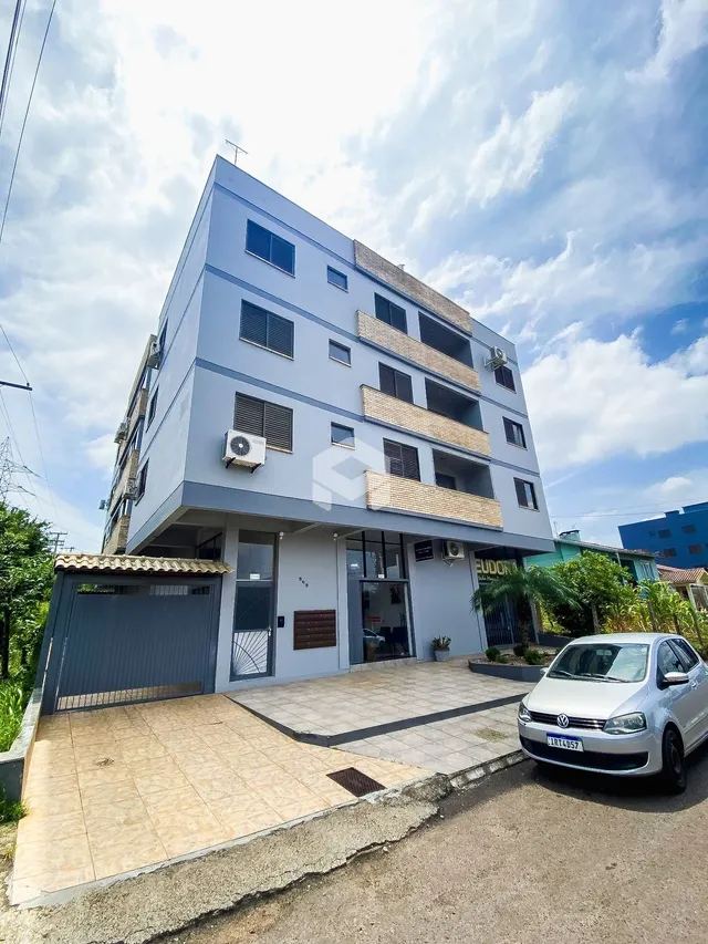 Fachada de um prédio residencial em Lajeado, Brasil com área de garagem.