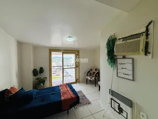 Quarto com vista para o exterior e porta de vidro.