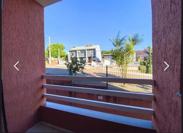 Vista externa de uma propriedade em Lajeado, Brasil, com cerca e vegetação ao fundo.