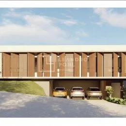 Fachada de uma residência com revestimento de madeira e paisagismo.