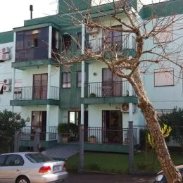 Fachada de um prédio residencial em Lajeado, Brasil, com varandas.