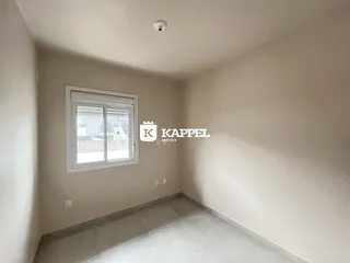 Uma foto interna mostra um cômodo com paredes claras e piso de porcelanato.